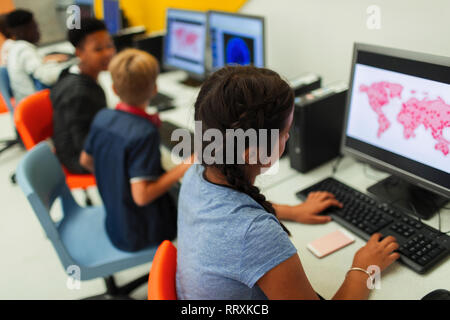 Les étudiants de premier cycle à l'aide d'ordinateurs in computer lab Banque D'Images