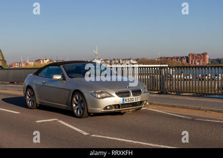 BMW 645 ci 2005 argent Auto, cabriolet, capote souple, roadster à toit ouvert, cabriolet, capotes, capotes, voitures de sport, roadster, cabriolet étant conduit sur la promenade de bord de mer de Southport, Royaume-Uni Banque D'Images