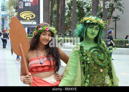 Deux jeunes femme posent dans leurs tenues de cosplay et Te Moana Fiti pendant Wondercon Banque D'Images