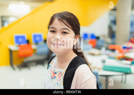 Portrait confiant junior high girl student in library Banque D'Images