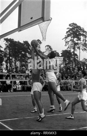 Jeux Olympiques d'été 1936 - L'Allemagne, Troisième Reich - Jeux Olympiques Jeux Olympiques d'été de 1936, à Berlin, la compétition de basket-ball - Chili contre la Turquie - sur le terrain athlétique Reichs. L'image date d'août 1936. Photo Erich Andres. Banque D'Images