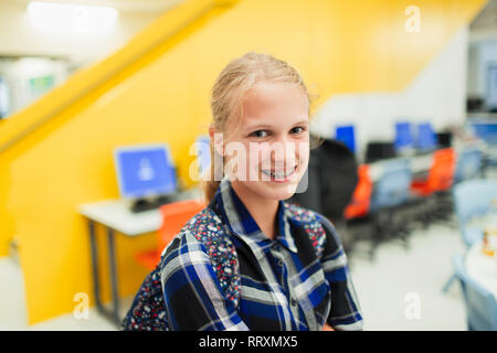 Portrait confiant junior high student girl with braces Banque D'Images