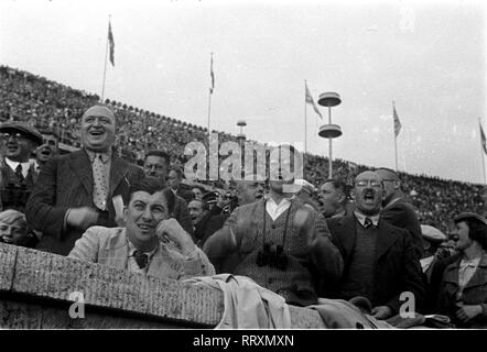 Jeux Olympiques d'été 1936 - L'Allemagne, Troisième Reich - Jeux Olympiques Jeux Olympiques d'été de 1936, à Berlin. Spectateurs enthousiastes au stade olympique. L'image date d'août 1936. Photo Erich Andres Banque D'Images