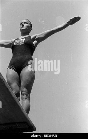 Olympiade 1936 à Berlin - Deutschland, Deutsches Reich, Olympische Sommerspiele, 1936 Sommerolympiade Turmspringerin à Berlin,Allemagne vor dem Sprung, Troisième Reich, Jeux Olympiques, Jeux Olympiques d'été 1936 à Berlin, la plate-forme des femmes, compétition de natation avant de sauter Banque D'Images