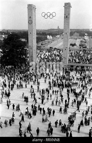 Jeux Olympiques d'été 1936 - L'Allemagne, Troisième Reich - Jeux Olympiques Jeux Olympiques d'été de 1936, à Berlin. Entrée du Stade Olympique, les spectateurs sur la façon de les jeux. L'image date d'août 1936. Photo Erich Andres Banque D'Images