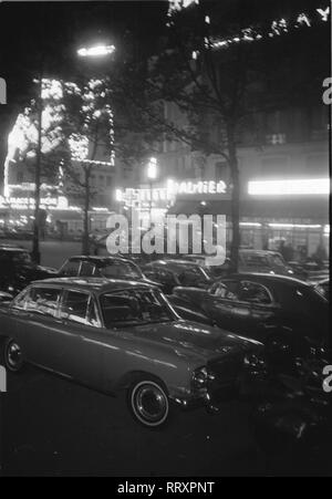 Frankreich - France en 1965. Paris by Night - voitures au Boulevard de Clichy, à Montmartre. Photo par Erich Andres Frankreich, Paris, 1965 Autos auf dem Boulevard de Clichy suis Montmartre. Banque D'Images