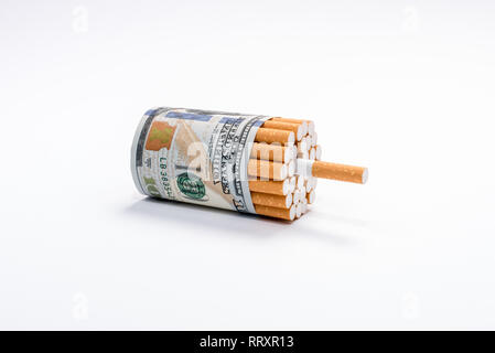 Fumeurs et de l'argent frais. Cigarettes emballées dans des billets de cent dollars sur fond blanc. Banque D'Images