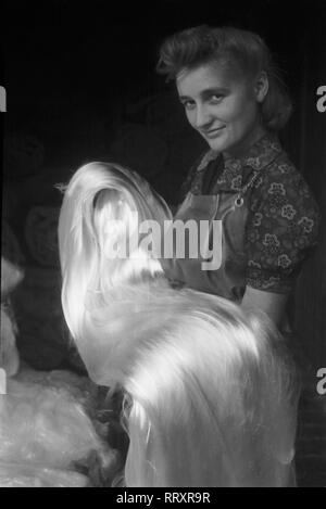 Allemagne - Deutschland ca. 1950, Thüringen, Kunsthaare Spielzeugfabrik Arbeiterin präsentiert, Lauscha Banque D'Images