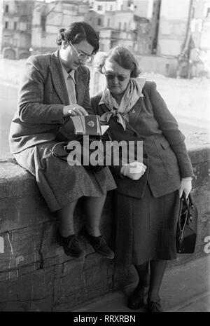 Voyage à Florence - Italie en 1950 - les touristes sur le Ponte Vecchio à Florence. Touristen auf der Brücke, Ponte Vecchio Firenze, Italie. L'image date de 1954. Photo Erich Andres Banque D'Images