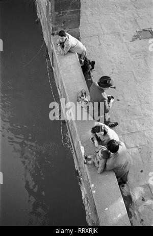 Voyage à Florence - Italie en 1950 - les gens sur le Ponte Vecchio sur l'Arno. Menschen auf einer Brücke über den Arno à Florence, Italie. L'image date de 1954. Photo Erich Andres Banque D'Images