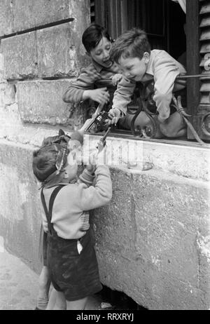 Voyage Italie - l'Italie en 1950 - petits garçons à Rome Playing with toy sex pistols. Kleine Jungen bekämpfen dans Spielzeugpistolen in Rom, Italie. Photo Erich Andres Banque D'Images