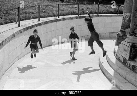 Voyage à Florence - Italie en 1950 - petits garçons jouant dans Florence. Jungen spielen in Florenz, Italien. L'image date de 1954. Photo Erich Andres Banque D'Images