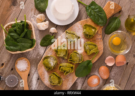 Raviolis épinards ricotta avec le remplissage. Banque D'Images