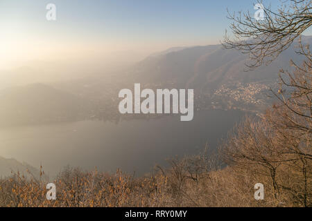 De Vue du lac de Côme (Faro Voltiano Faro Voltiano) en Brunate, Côme près de Milan Banque D'Images