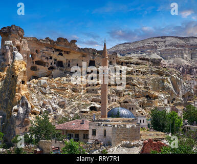 Photos et images de la grotte maisons de ville dans les formations rocheuses de Cavusin, près de Göreme, Cappadoce, Nevsehir, Turquie Banque D'Images