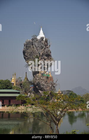 Vue de la pagode Kyauk Ka Lat, un stupa de calcaire recouvert de Pinnacle en Hpa An, Myanmar Banque D'Images