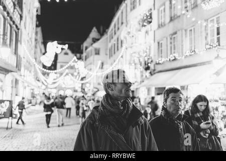 STRASBOURG, FRANCE - NOV 29, 2017 : rue Mercière avec les visiteurs d'admirer les magnifiques rues décorées de Strasbourg, capitale de Noël en Europe - boutiques et les gens dans le contexte - noir et blanc Banque D'Images