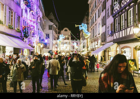 STRASBOURG, FRANCE - NOV 29, 2017 : en tant que visiteurs d'admirer les magnifiques rues décorées de Strasbourg, capitale de Noël en Europe Banque D'Images