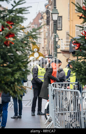 STRASBOURG, FRANCE - DEC 11, 2018 : Police surveillance de l'entrée de Strasbourg Marché de Noël près du centre-ville de Strasbourg pendant les vacances d'hiver, après l'attaque terroriste - surveillance du centre-ville Banque D'Images