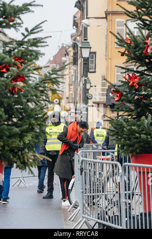 STRASBOURG, FRANCE - DEC 11, 2018 : Police surveillance de l'entrée de Strasbourg Marché de Noël près du centre-ville de Strasbourg pendant les vacances d'hiver, après l'attaque terroriste - surveillance du centre-ville Banque D'Images