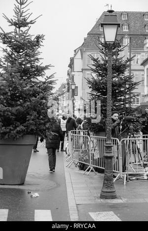 STRASBOURG, FRANCE - DEC 11, 2018 : Police surveillance de l'entrée de Strasbourg Marché de Noël près du centre-ville de Strasbourg pendant les vacances d'hiver, après l'attaque terroriste - surveillance du centre-ville Banque D'Images