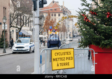 STRASBOURG, FRANCE - DEC 11, 2018 : Police surveillance de l'entrée de Strasbourg Marché de Noël près du centre-ville de Strasbourg pendant les vacances d'hiver, après l'attaque terroriste - surveillance du centre-ville Banque D'Images