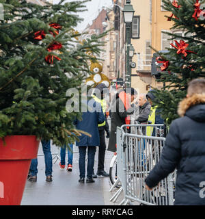 STRASBOURG, FRANCE - DEC 11, 2018 : Police surveillance de l'entrée de Strasbourg Marché de Noël près du centre-ville de Strasbourg pendant les vacances d'hiver, après l'attaque terroriste - surveillance du centre-ville Banque D'Images