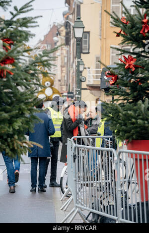 STRASBOURG, FRANCE - DEC 11, 2018 : Police surveillance de l'entrée de Strasbourg Marché de Noël près du centre-ville de Strasbourg pendant les vacances d'hiver, après l'attaque terroriste - surveillance du centre-ville Banque D'Images