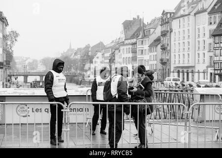 STRASBOURG, FRANCE - DEC 11, 2018 : Vue de côté de la surveillance de la police à l'entrée du marché de Noël de Strasbourg à proximité du centre-ville de Strasbourg pendant les vacances d'hiver, après l'attaque terroriste - surveillance du centre-ville Banque D'Images