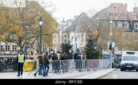 STRASBOURG, FRANCE - DEC 11, 2018 : vue arrière de la surveillance de la police à l'entrée du marché de Noël de Strasbourg à proximité du centre-ville de Strasbourg pendant les vacances d'hiver, après l'attaque terroriste - surveillance du centre-ville Banque D'Images