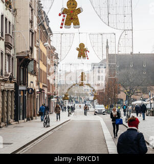 STRASBOURG, FRANCE - DEC 11, 2018 : les agents de police français sécurisation rue du Vieux-Marché-aux-Poissons rue après l'attaque de Strasbourg Marché de Noël - les piétons circulant sur la rue calme Banque D'Images