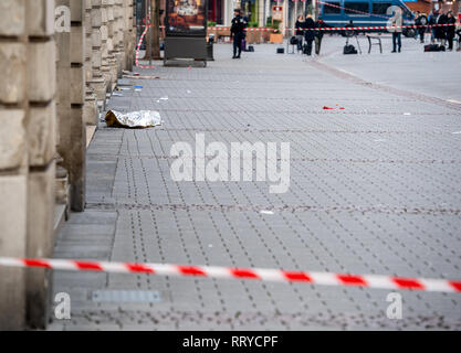 STRASBOURG, FRANCE - DEC 11, 2018 : reste de papier aluminium Couvertures de survie sur la chaussée près du bâtiment une scène de crime après une attaque terroriste dans la zone du marché de Noël de Strasbourg Banque D'Images