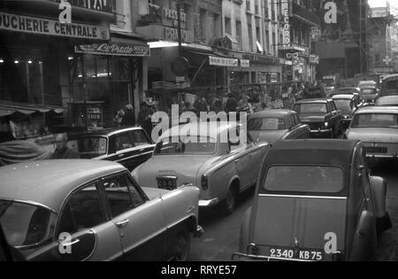 Frankreich - France en 1965. La circulation dans Paris. Photo par Erich Andres Frankreich, Verkehr in Paris in den Jahren 1960 er. Banque D'Images