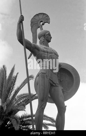 Voyager en Grèce - Grèce - Corfou - Statue d'Achille dans le jardin de l'Achilleion palace, construit par l'Impératrice Elisabeth - Sisi - de l'Autriche. L'image date de vers 1954. Photo Erich Andres Banque D'Images