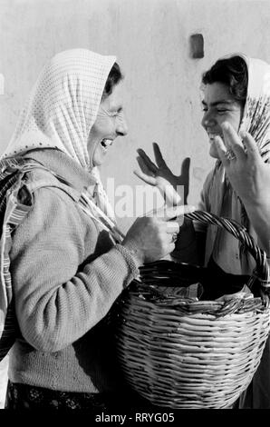 France, Grèce - Zwei Frauen bei einer lustigen Unterhaltung en Guinée, 1950 er Jahre. Deux femmes bavardant et riant en Grèce, 1950. Banque D'Images