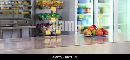 Assiette de fruits frais sain options dans le cadre d'une cantine scolaire plus sain. La lutte contre l'obésité et de problèmes de poids dans l'éducation. Banque D'Images