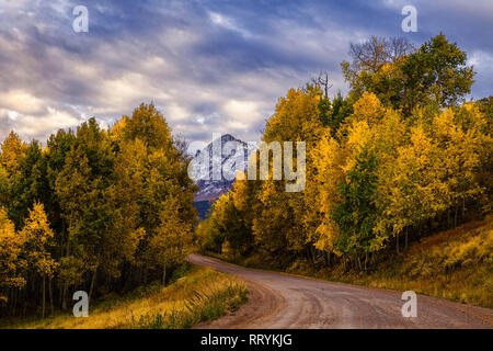 Route de campagne à distance dans le Colorado. Banque D'Images