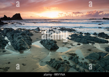 Coucher du soleil sur la plage de rochers à Hartland Quay sur la côte nord du Devon Banque D'Images