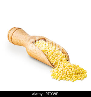 Millet dans un scoop en bois isolé sur blanc Banque D'Images