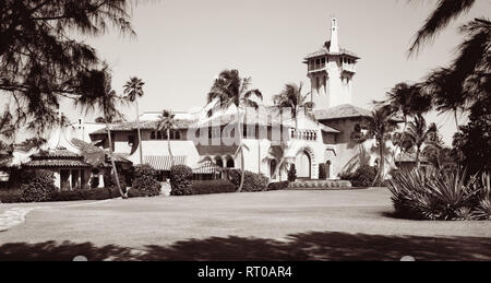 Mar-a-Lago (espagnol pour 'Sea-à-lac') a été l'ancien domaine de Marjorie Merriweather Post et est la "maison blanche" d'hiver et de résidence personnelle du président américain Donald Trump à Palm Beach, en Floride. Les 62 500 pieds carrés abrite aussi le accueil Membres seulement Mar-a-Lago Club. Construit entre 1924 et 1927, le domaine s'étend de l'Intracoastal Waterway (Lake Worth) à l'Océan Atlantique sur l'île de Palm Beach. Banque D'Images