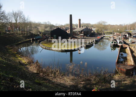 Une vue sur le bassin du canal à la Black Country Living Museum, Dudley, West Midlands, England, UK. Banque D'Images