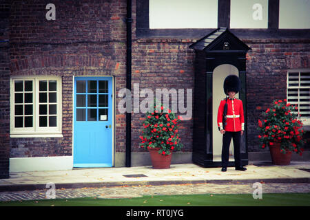 Grenadier Guard et sentry située en face de la Maison de la Reine Sa Majesté au palais royal et forteresse de la Tour de Londres - Londres, Royaume-Uni Banque D'Images