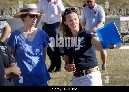 La princesse Anne parler avec Grace Noest, l'organisateur de l'événement, de Sopwith. Banque D'Images