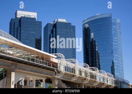 Burnaby, le Grand Vancouver, BC, Canada - le 12 juillet 2018 : La station de Skytrain Metrotown au cours d'une journée ensoleillée. Banque D'Images