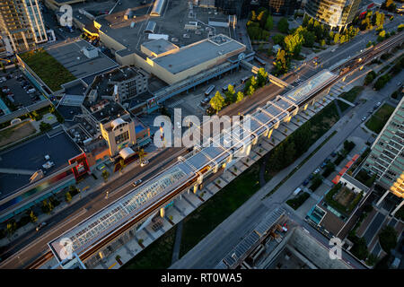 Burnaby, le Grand Vancouver, BC, Canada - le 12 juillet 2018 : Vue aérienne de au-dessus de la station de Skytrain Metrotown. Banque D'Images