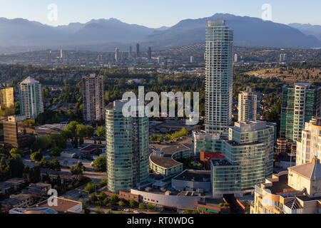 Vue aérienne d'une ville moderne au cours d'une vibrante au coucher du soleil. Pris dans Metrotown Burnaby, Vancouver, Colombie-Britannique, Canada. Banque D'Images