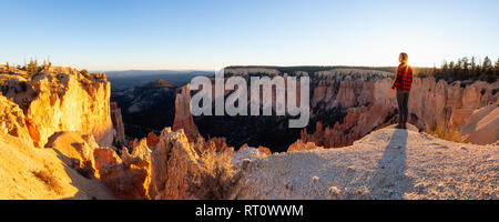 Femme jouissant de la belle vue sur un paysage américain lors d'un coucher de soleil. Prises dans le Parc National de Bryce Canyon, Utah, États-Unis d'Amérique. Banque D'Images