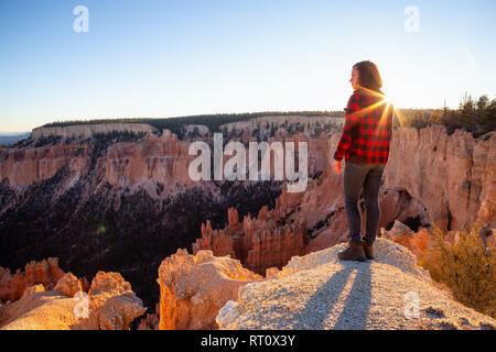 Femme jouissant de la belle vue sur un paysage américain lors d'un coucher de soleil. Prises dans le Parc National de Bryce Canyon, Utah, États-Unis d'Amérique. Banque D'Images