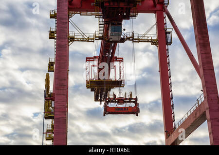 Vancouver, BC, Canada - le 24 décembre 2018 : une grue de chargement au port de Vancouver . Banque D'Images