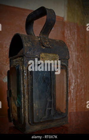 30-Jan02010 Vintage Tin mineurs allemand -lampe carbure IDAR sabarkantha Gujarat Inde District Banque D'Images